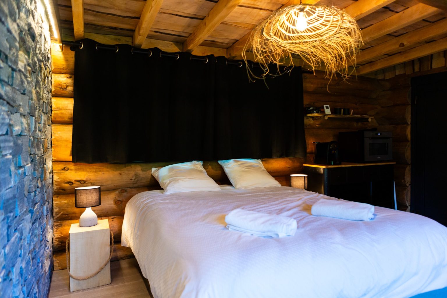 gites-insolites-hd-cabane-etang-16-photo-carine-domaine-de-la-forestiere-gite-alsace