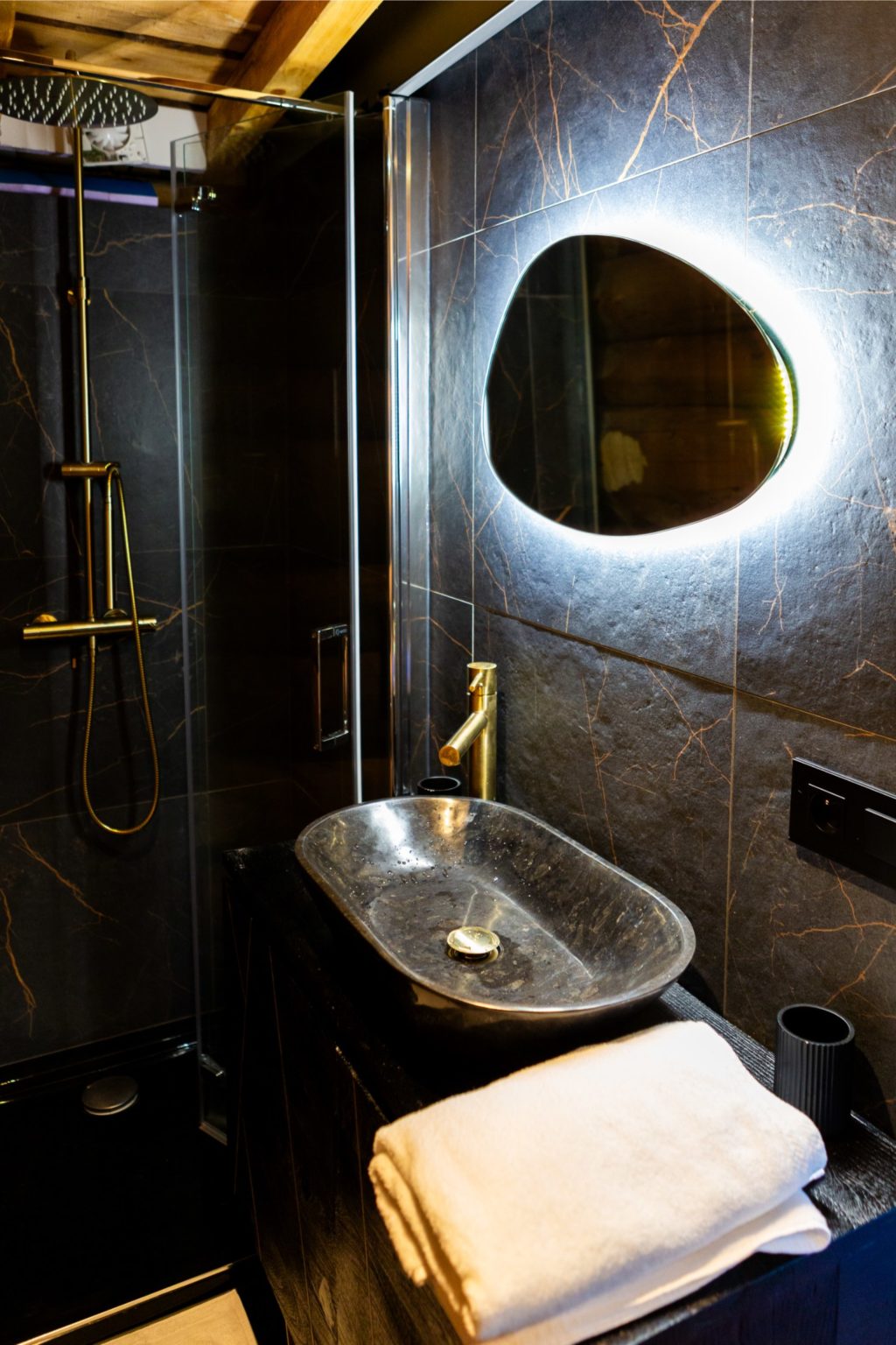 gites-insolites-hd-cabane-etang-18-photo-carine-domaine-de-la-forestiere-gite-alsace