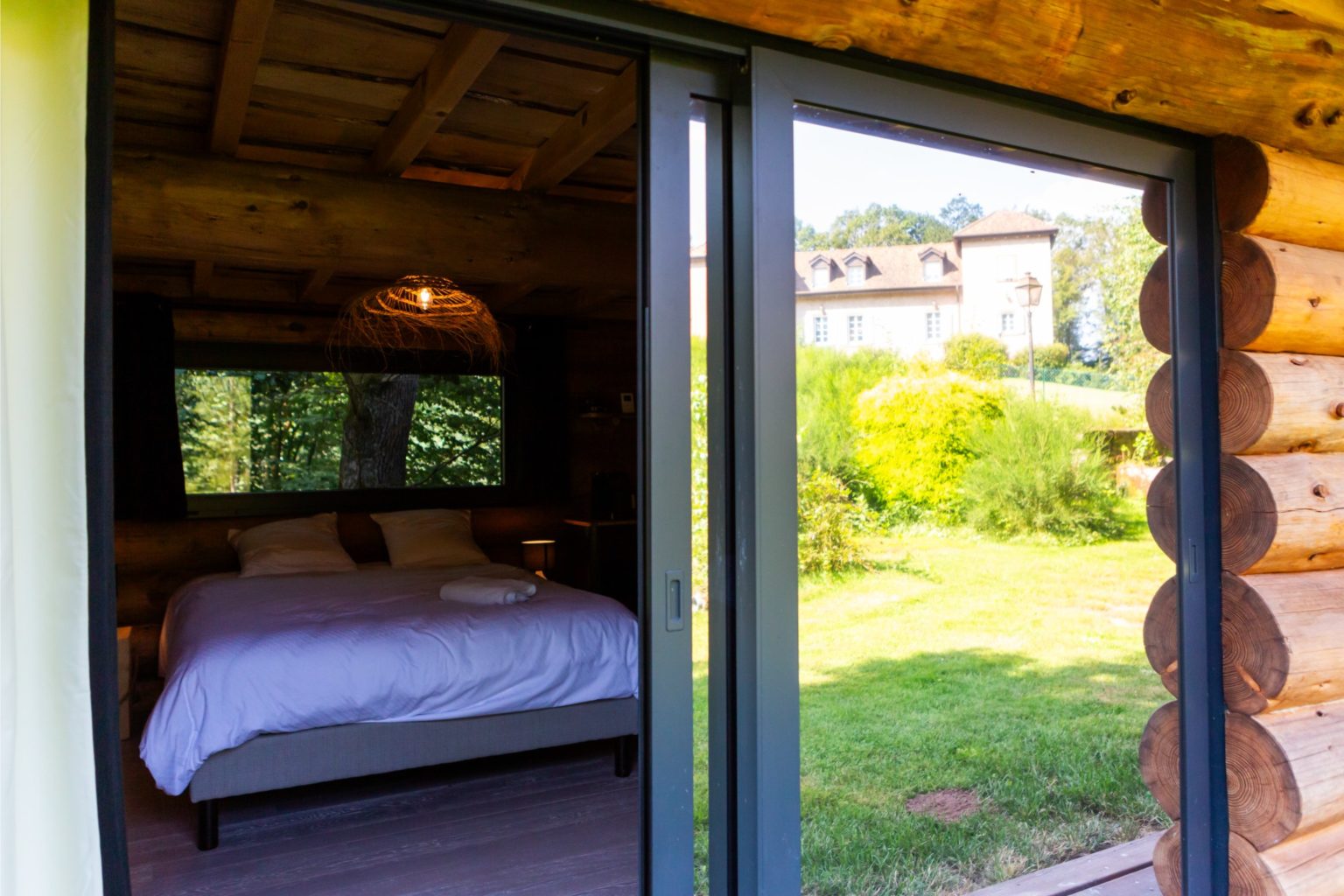 gites-insolites-hd-cabane-etang-20-photo-carine-domaine-de-la-forestiere-gite-alsace